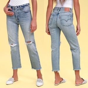 Levi’s Wedgie Fit Light Wash Distressed Straight Leg Jeans 27